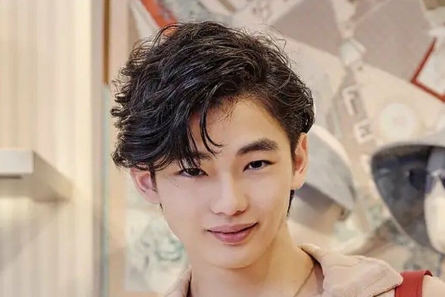 冨永愛の長男・冨永章胤 “190cm超え”圧巻スタイルでのランウェイに「すごい頭身」「最強のDNA」「遺伝子継いどるなあ」