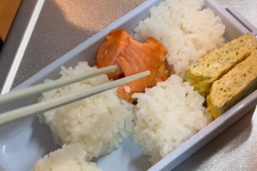 【ご飯で仕切るお弁当】斬新すぎる詰め方に目からウロコ　おいしそうな一品に称賛の声
