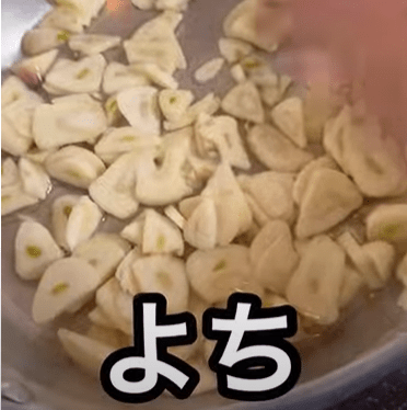 【88歳ばあちゃんの塩ラーメン】とにかくニンニクの量が半端ない！あの『一番』塩ラーメン作り動画が話題