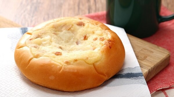 ローソンストア100の新商品:じゃがバター風パン ベーコン入り