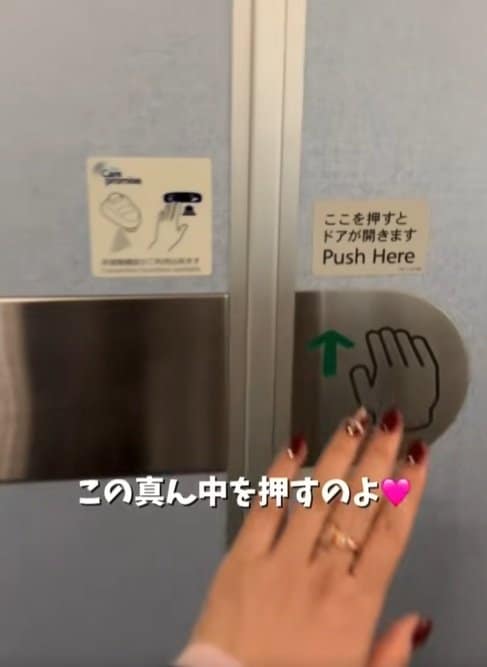 飛行機のラバトリーは中折れ式の扉