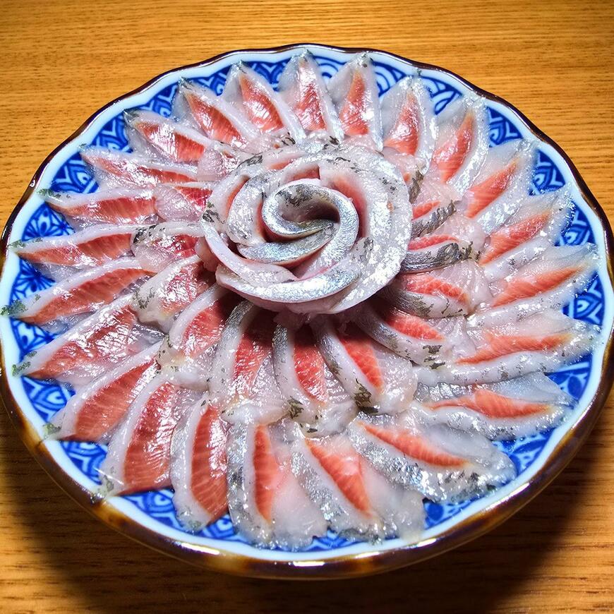 花のように盛り付けられたイワシの刺身