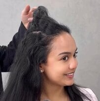 「自分の髪が嫌い」と悩む外国人女性が縮毛矯正を希望した結果…髪をかき上げ感激の結末