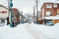 「雪国のコンビニ」に風除室が必要な理由　青森県で撮影されたまさかの光景に仰天「すごいです…」