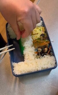 【今日は旦那弁当の日】旦那さんのために作る「おかず盛りだくさん弁当」の〈斬新なご飯の詰め方〉が話題