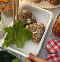 【夫弁当】「おかかとチーズのおにぎり」メインのお弁当がおいしそう！鮭とちくわの香草マヨ焼きや彩り豊かな野菜の副菜もたっぷり