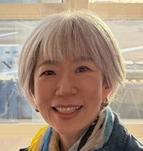 【50代マダム】ゆったりシルエットが素敵！ブルーのシャツで作る大人の「旅コーデ」
