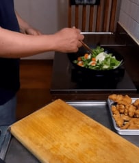 父が高校生の息子に作る野菜たっぷりの【酢豚弁当】　卵焼きやウインナーなどの副菜も美味しそう