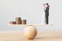 「お金がないから結婚できない」って本当？ 悩みがちな問題の解決策は？