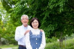 【70歳代・二人以上世帯の貯蓄】みんなの「平均・中央値」はいくらか「貯蓄ゼロ」は10.9％。夫婦の年金月額はいくら？再来月「12月15日の2カ月分の支給額」も