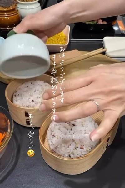 お茶碗をひっくり返してご飯をIN！