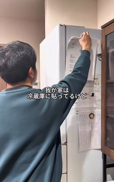 変身前のプリントでごちゃつく冷蔵庫