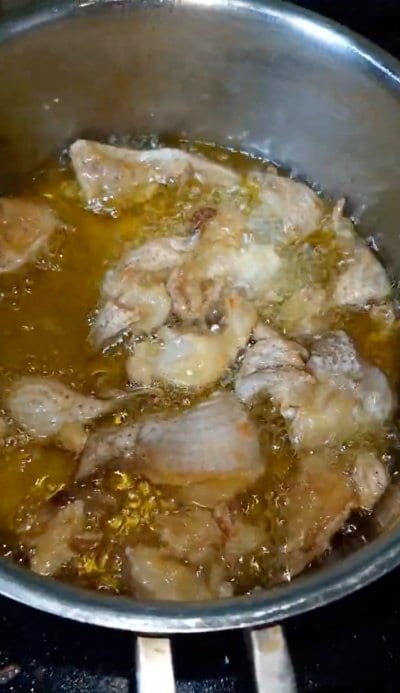 鶏皮を鍋で煮詰める様子