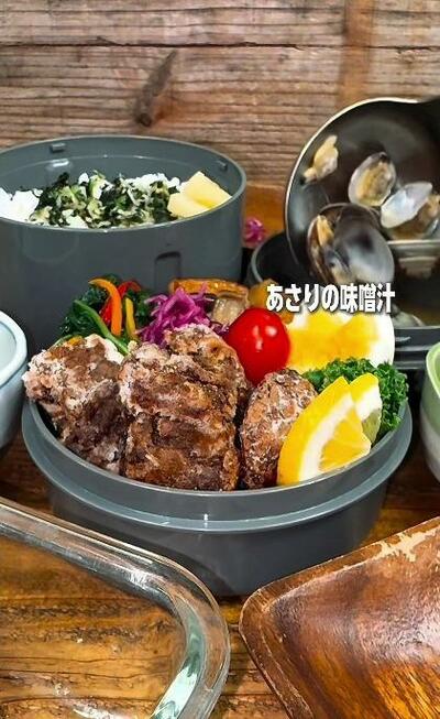 野沢菜ちりめんとたくあんをのせたご飯の横で、あさりが器に移されるところ