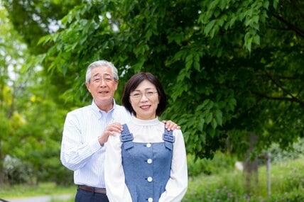70歳代の貯蓄、平均は2416万円。でも「ふつう」は？年金や生活費のリアルなデータから考える、夫婦の老後のお金。
