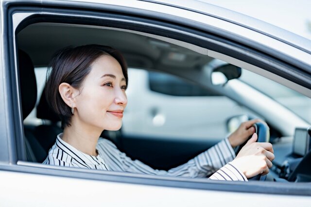 【世代別】運転中は「ながら耳メディア」が主流？車中広告が購買行動に与える影響を分析