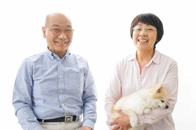 【65歳以上】無職夫婦世帯「生活するのに1カ月いくら」かかってる？《貯蓄額ごとの世帯割合・平均年金月額・1カ月の生活費》