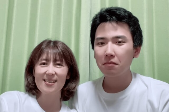 【33歳差夫婦】58歳彼女＆25歳彼氏の幸せ溢れる朝…年上彼女の手料理をもぐもぐ「ほっこり」「いつまでもお幸せに」