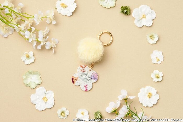秋冬の装いに季節感を添えてくれるのが「ファー付きアクリルキーホルダー」（1320円）