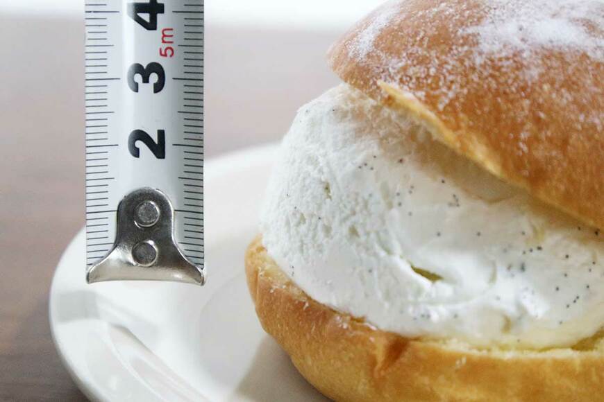 計測してみると…。クリーム中の黒い粒はバニラシード。