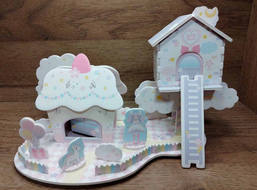 筆者撮影（セリア、つくろう！ ドールハウス 夢のお家）