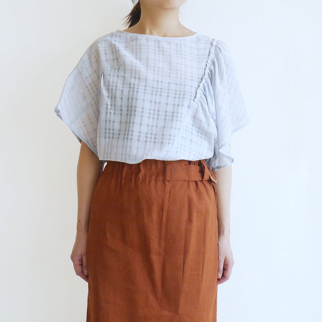 ARISS / TELA - アシンメトリーシフォンブラウス ¥21,600（税込）