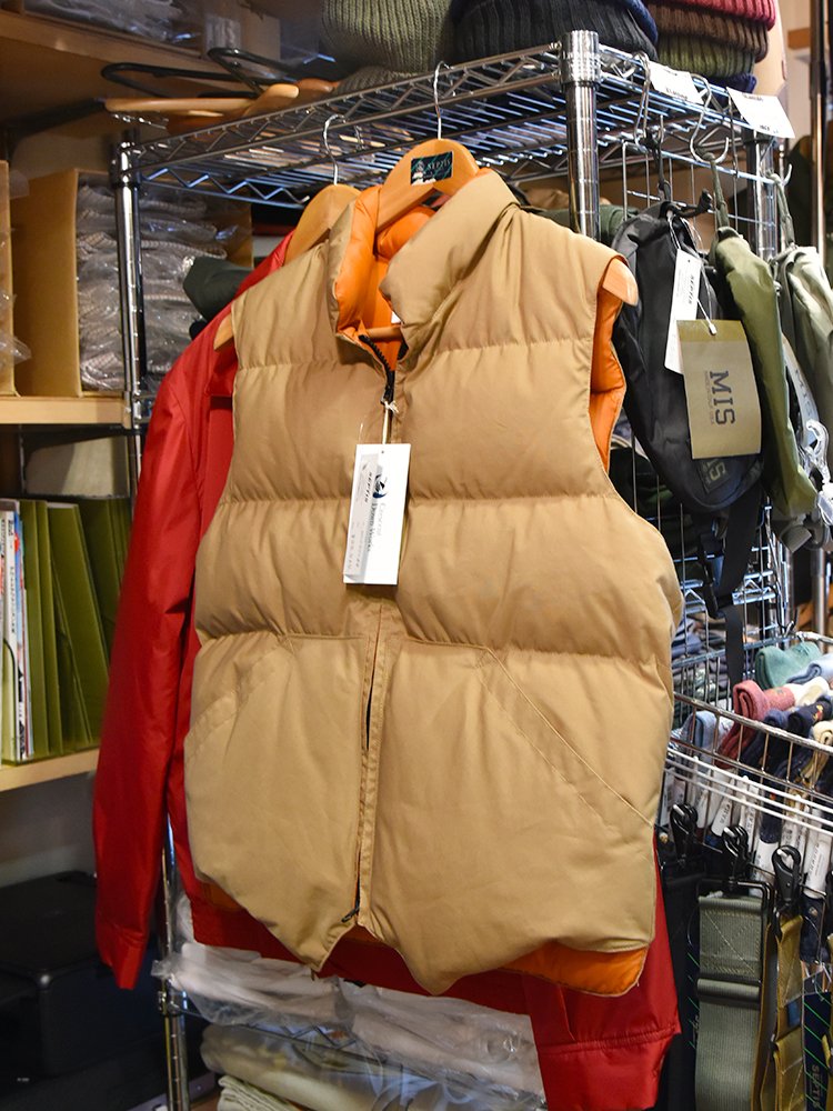 同ブランドのノースバイノースウェストというモデルも人気がある。裾の形に特徴があり、着こなしの変化も付けやすい。身幅はイタリアンベストより細め