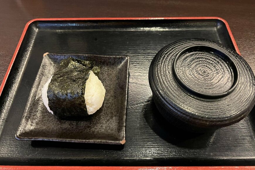 注文したおにぎりと味噌汁