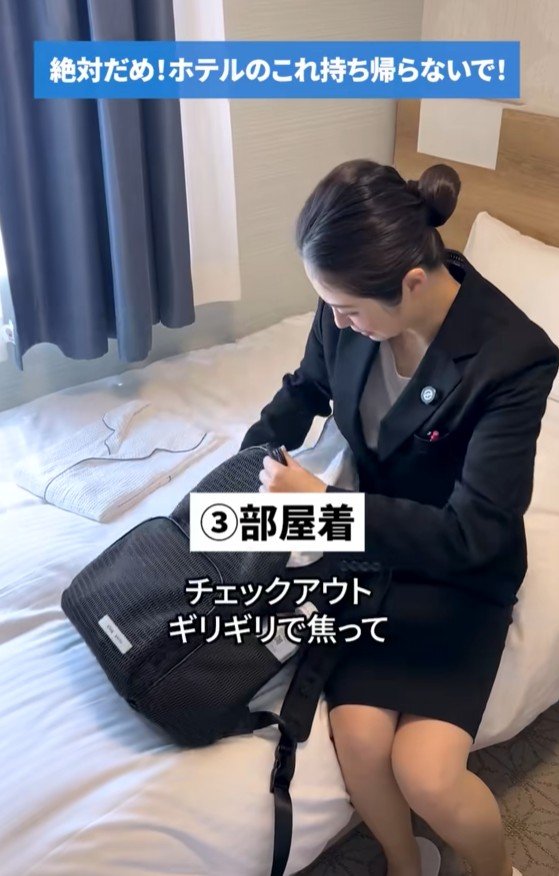 部屋着をカバンに入れるスタッフ