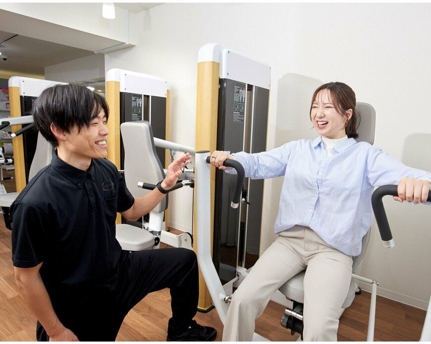 トレーニングしている人と指導している人の写真