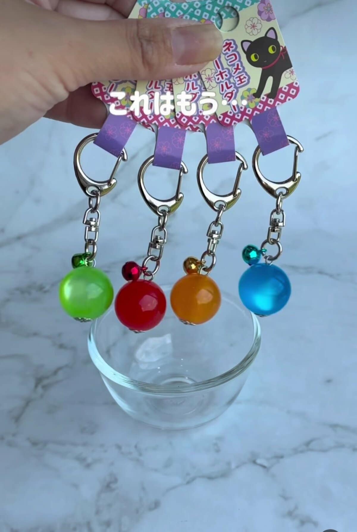 100均DIY】水性サインペンで描くだけ！セリアのネコメ玉キーホルダーを