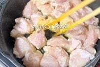 「見るだけでよだれが…」同棲カップルの彼女が作るてりてりの【鶏むねの甘辛焼き弁当】が最高すぎる…