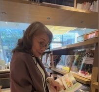 【91歳マダム】が着こなす！“パープルのストール”コーデが素敵「91歳を感じさせない」「おしゃれを楽しんでる」