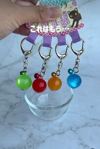 【100均DIY】水性サインペンで描くだけ！セリアのネコメ玉キーホルダーを雨の日が楽しみになる「ヨーヨー傘マーカー」へ簡単アレンジ