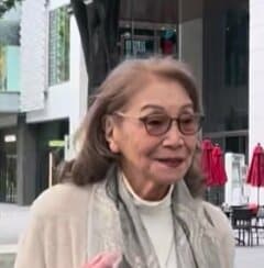 【91歳マダム】季節感のあるお洒落な『淡色コーデ』にうっとり「上品な佇まい」「スカーフの掛け方が好き」の声
