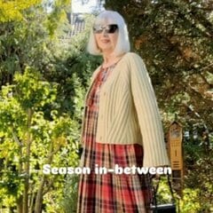 【70代マダム】季節の変わり目に真似したい！ チェック柄ワンピースの着こなしに「素敵なコーディネート！」と反響