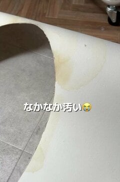 汚れの目立つトイレの床→新しい床に変身！型紙を取って張り替えるセルフDIYに「さすがです」と称賛の声