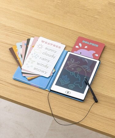 人気の「電子メモパッド」が3COINSに登場。BOOK型で見た目もおしゃれ
