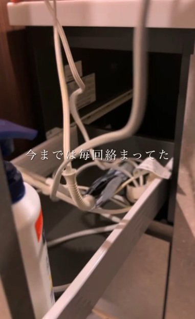 変身前のコードが絡まるドライヤー