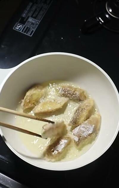 多めの油で焼かれていくシイラ