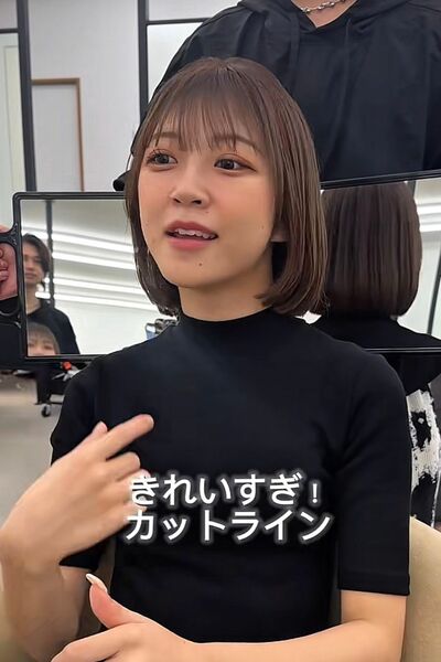 仕上がりに満足そうな女性