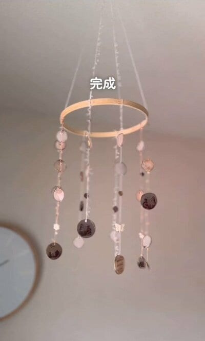 刺繍枠から下がるモビール