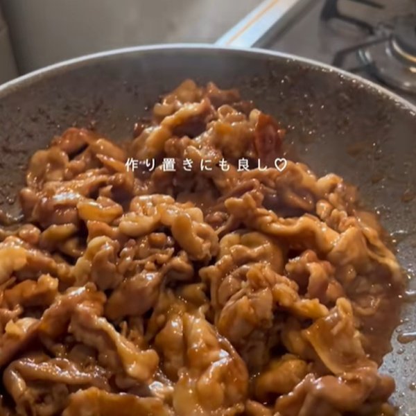 ご飯にたっぷりのせた「豚肉の照り焼き丼弁当」照り照りで美味しそう！色鮮やかな副菜も素敵【のっけ弁当】