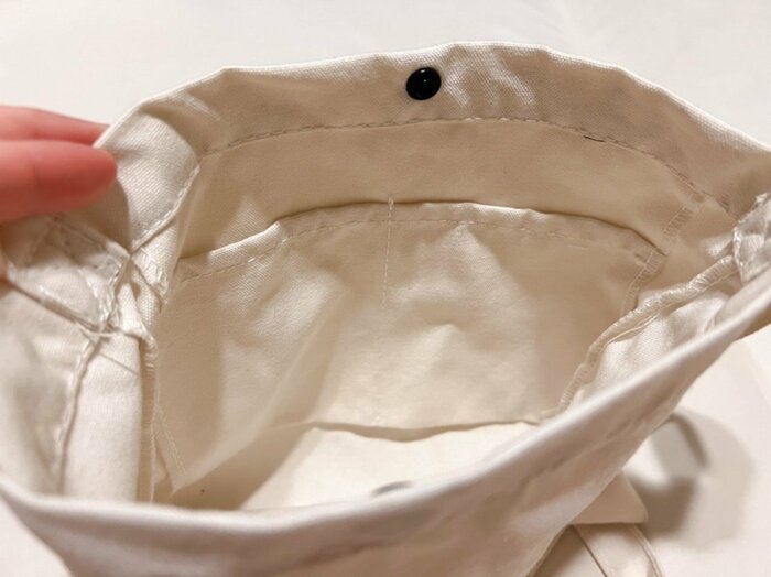 中側にはポケットが2つ付いています