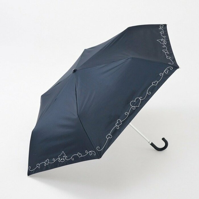 ネコの刺繍がさりげないかわいさを演出