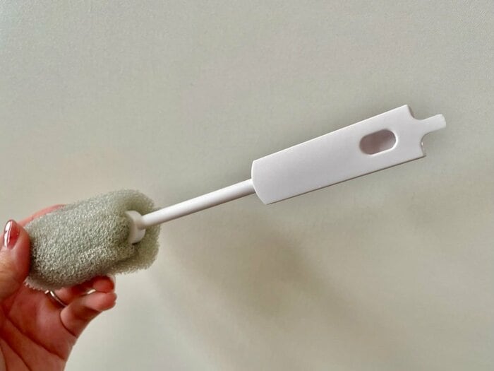 スポンジ上部分あるヘラを使います