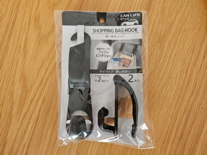 セリアで購入した「ショッピングバッグフック」は110円(税込)