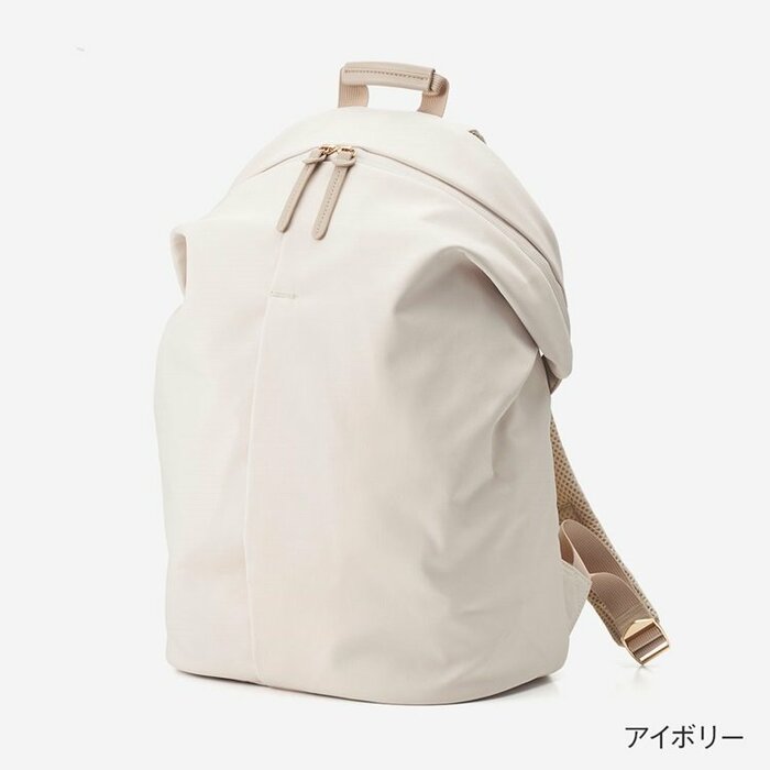 マットな質感でカジュアルさが軽減された、撥水機能付きリュック