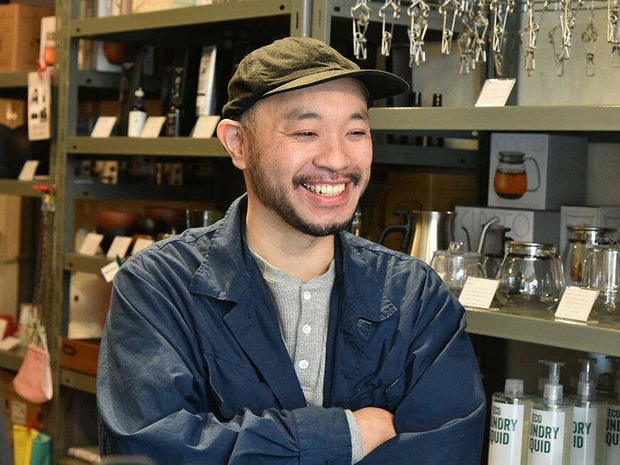 飽きがこないベーシックなアイテムが揃うWEEKENDER SHOPの店主。蔵前一の甘党を自負している。店の向かいにあるSOL’S COFFEE STANDのキャラメルナッツタルトがお気に入り