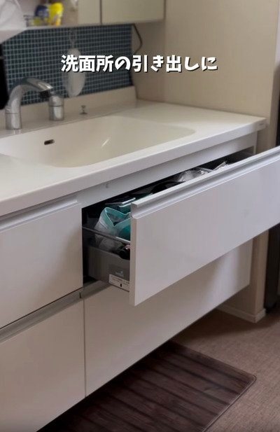 【DIY】「センス抜群！」洗面所の真っ白な〈引き出し収納〉→40代主婦が〈ナチュラルモダン〉にアレンジ！雰囲気ガラリの大変身に反響